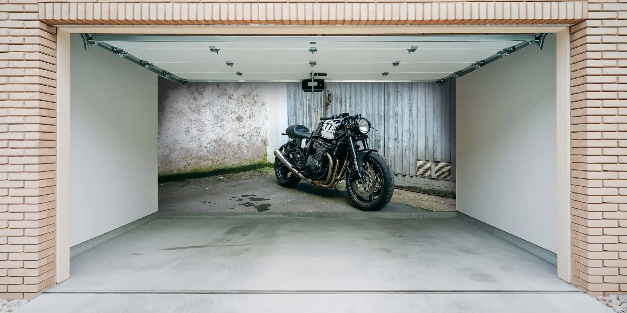 Toile tendue murale Moto en pleine rue, posée dans un intérieur