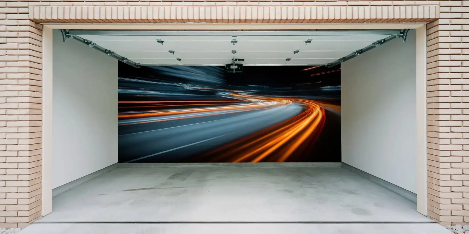 Toile tendue murale Course en lumières, posée dans un intérieur