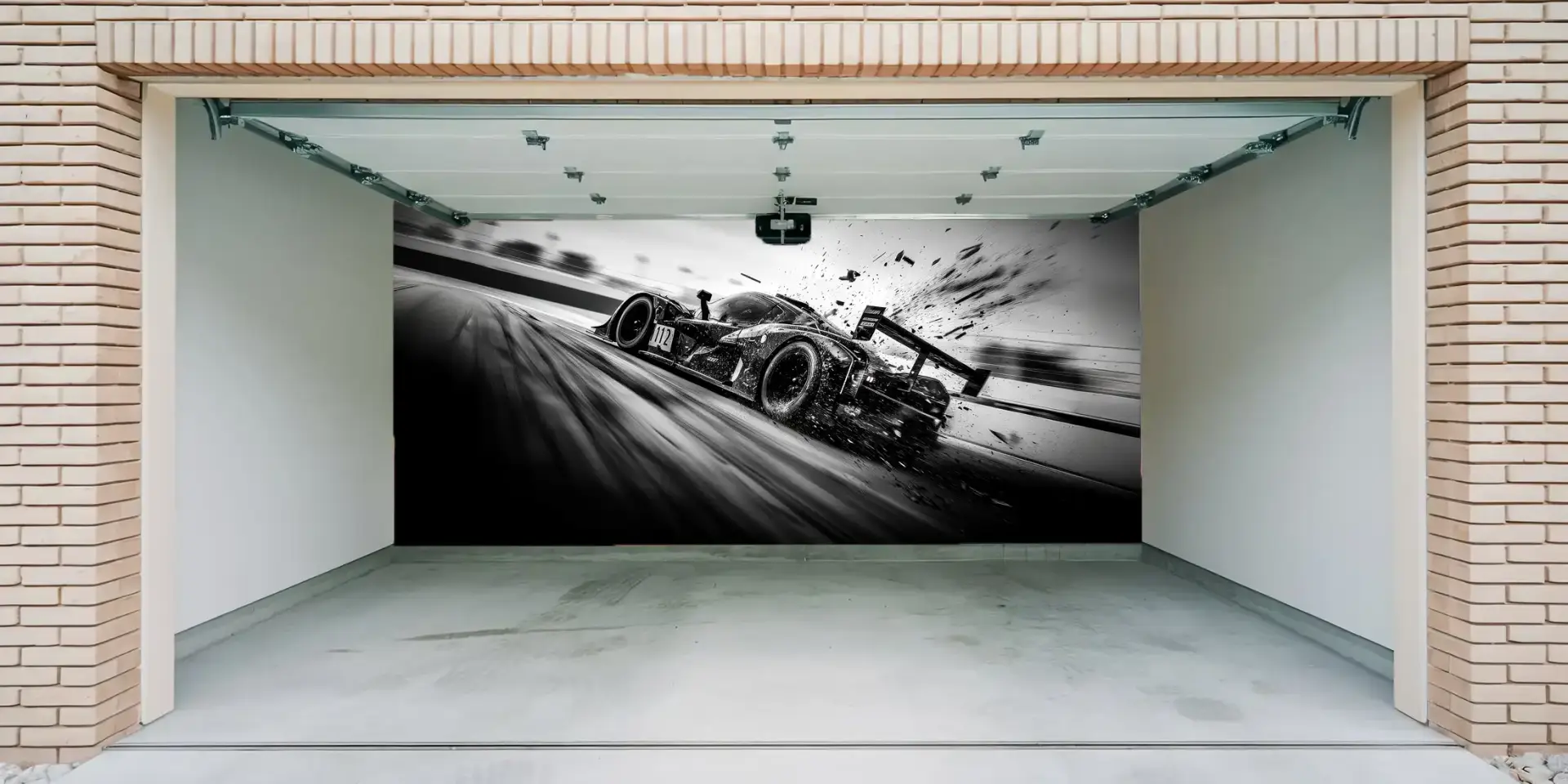 Toile tendue murale Voiture de course N&B, posée dans un intérieur