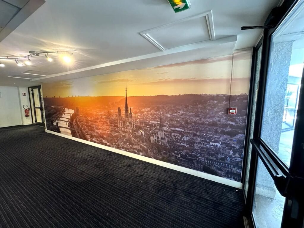 Toile murale panoramique posée dans un espace de travail